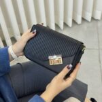 کیف دوشی زنانه مشکی قفل‌دار