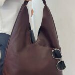 کیف دوشی زنانه طرح هوبو جیب کج قهوه‌ای تک زیپ