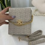 کیف ادکلنی زنانه زنجیردار کرمی (شیری)
