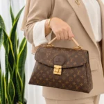 کیف دستی و دوشی زنانه طرح لویی ویتون مونوگرام قهوه‌ای با بند پهن