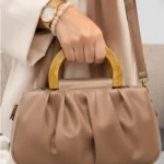 کیف دستی و دوشی زنانه چین‌دار دسته چوبی نسکافه‌ای