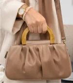 کیف دستی و دوشی زنانه چین‌دار دسته چوبی نسکافه‌ای