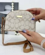 کیف دوشی زنانه مدل Coach طرح لوگو - رنگ کرم - Image 3