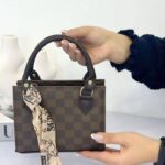 «کیف پاسپورتی زنانه طرح لویی ویتون قهوه‌ای شطرنجی با دسته و اسکراف»