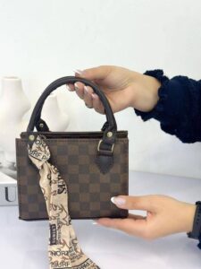 «کیف پاسپورتی زنانه طرح لویی ویتون قهوه‌ای شطرنجی با دسته و اسکراف»