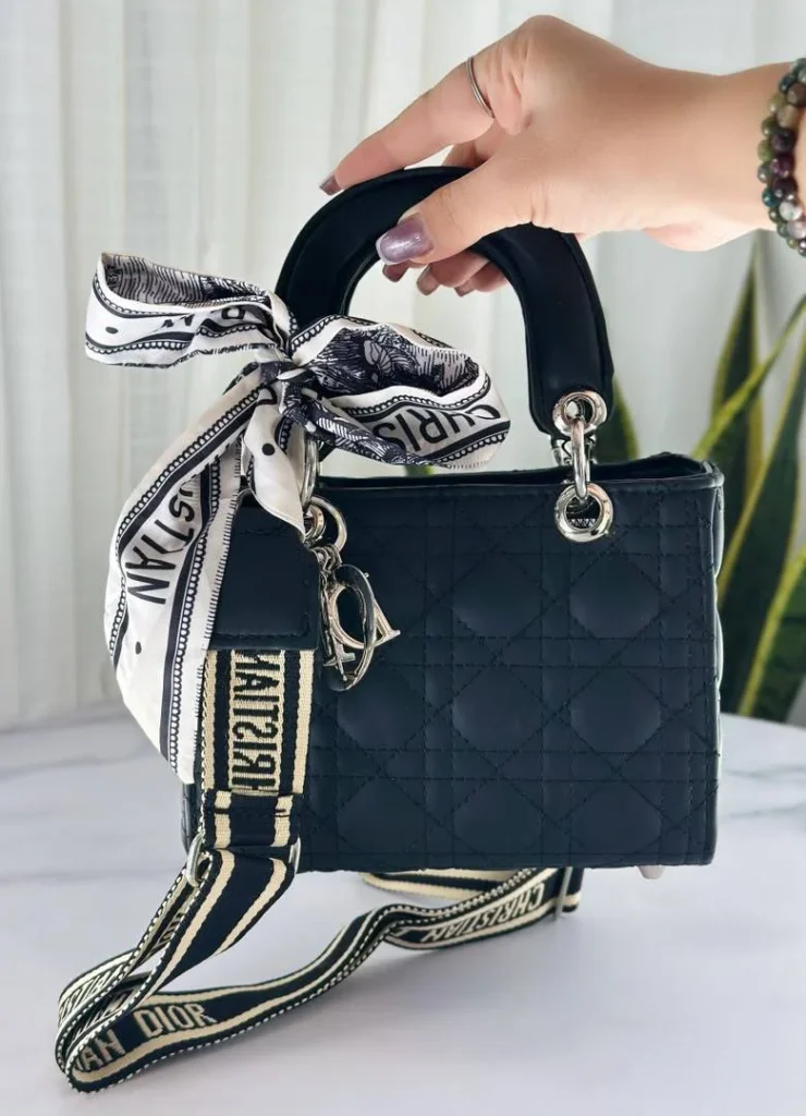 ALT: کیف دستی و دوشی زنانه طرح دیور مشکی دوخت لوزی