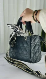 ALT: کیف دستی و دوشی زنانه طرح دیور مشکی دوخت لوزی