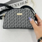 ALT: کیف دوشی زنانه طرح فندی طوسی مشکی مدل نیم‌دایره