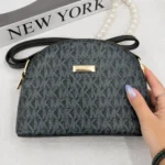 ALT: کیف دوشی زنانه طوسی مشکی طرح مونوگرام مدل نیم‌دایره