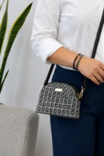 ALT: کیف دوشی زنانه طرح فندی طوسی مشکی مدل نیم‌دایره