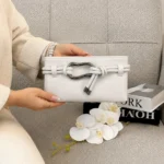 ALT: کیف مینی دوشی زنانه سفید مدل سگک‌دار