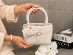 کیف دستی زنانه کمربندی کرم با کیفک آویز