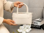 کیف دستی زنانه کمربندی کرم با کیفک آویز