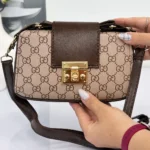 کیف دستی و دوشی صندوقی زنانه طرح گوچی قهوه‌ای کرم