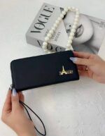 کیف پول زنانه مشکی طرح پاریس زیپی با بند مچی و پلاک طلایی