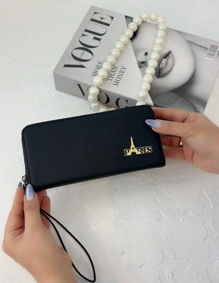 کیف پول زنانه مشکی طرح پاریس زیپی با بند مچی و پلاک طلایی