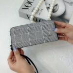 کیف پول زنانه زارا چهارخانه سفید مشکی زیپی با بند مچی