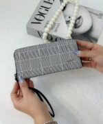 کیف پول زنانه زارا چهارخانه سفید مشکی زیپی با بند مچی