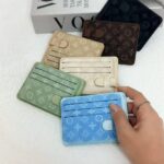 جاکارتی و کیف پولی آبی لویی ویتون با طراحی جمع‌وجور و چند شیار کارت
