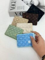 جاکارتی و کیف پولی آبی لویی ویتون با طراحی جمعوجور و چند شیار کارت