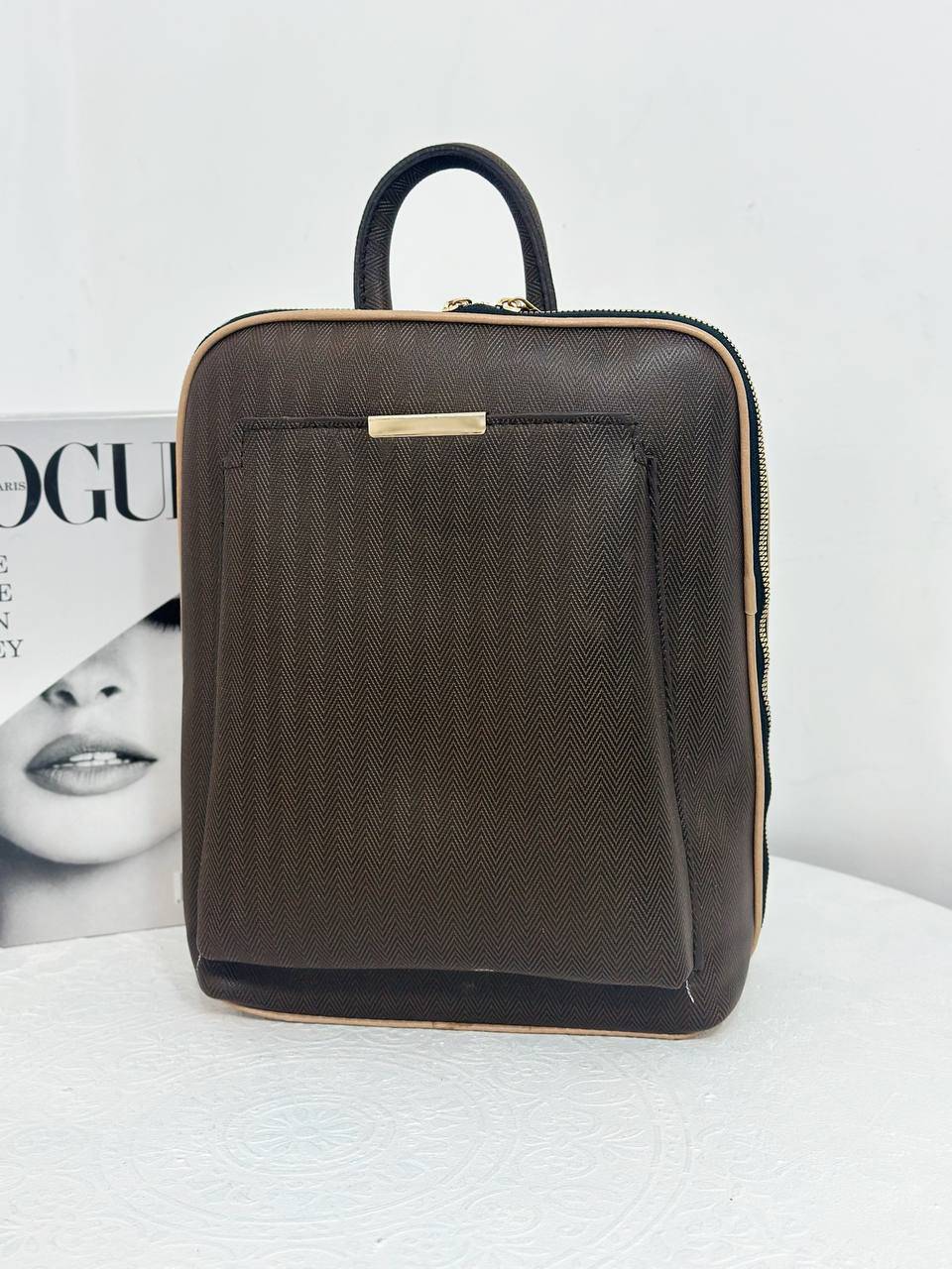 brown-cream-herringbone-womens-hand-backpack-front.webp کیف دستی و کوله پشتی زنانه قهوهای کرم طرح هشتی نمای جلو