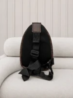 کیف کراس بادی مردانه قهوه‌ای طرح مونوگرام با چند محفظه زیپی
