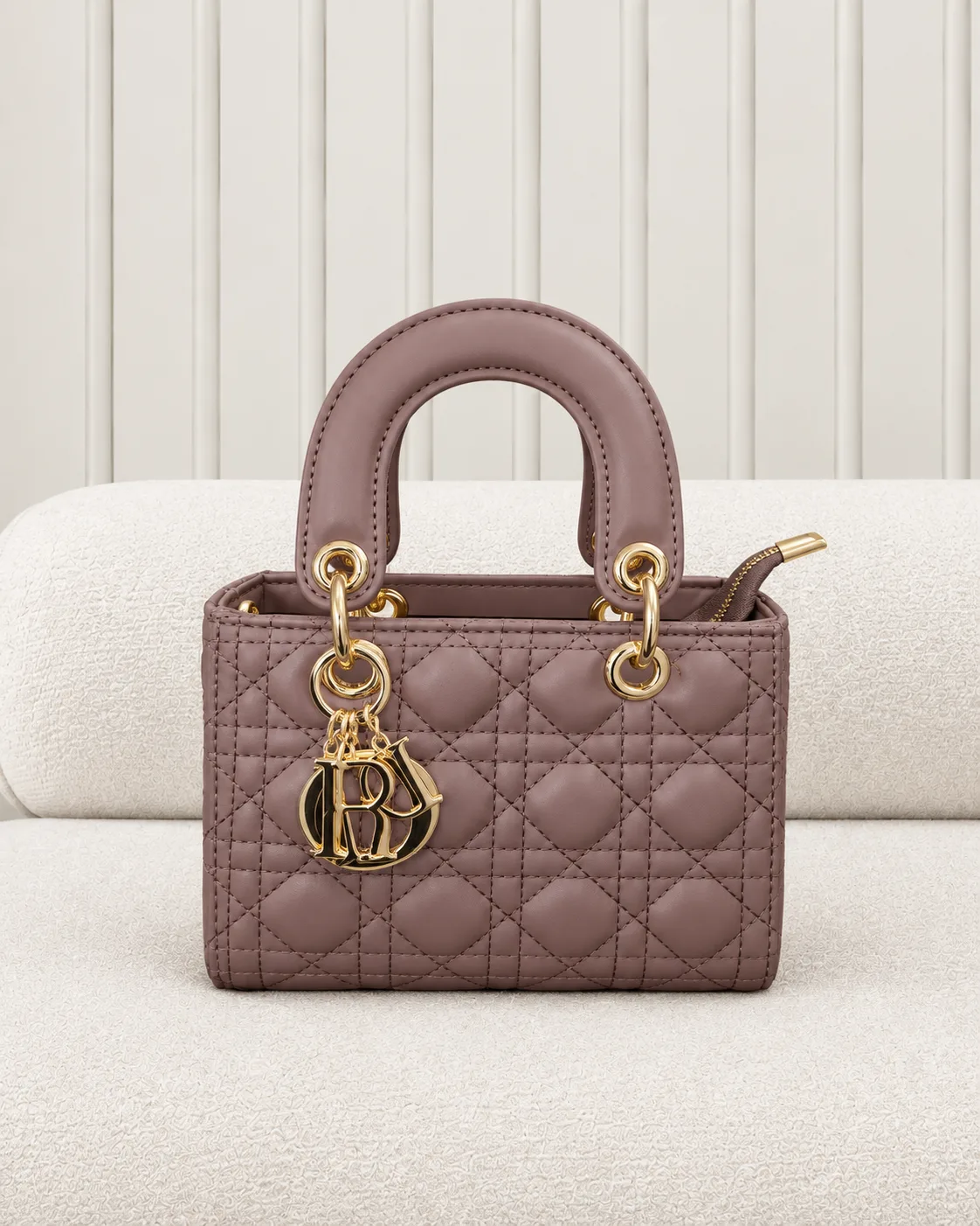 dior-lady-style-mocha-womens-handbag.webp کیف دستی زنانه طرح دیور لیدی موکا با دوخت لوزی و یراق طلایی