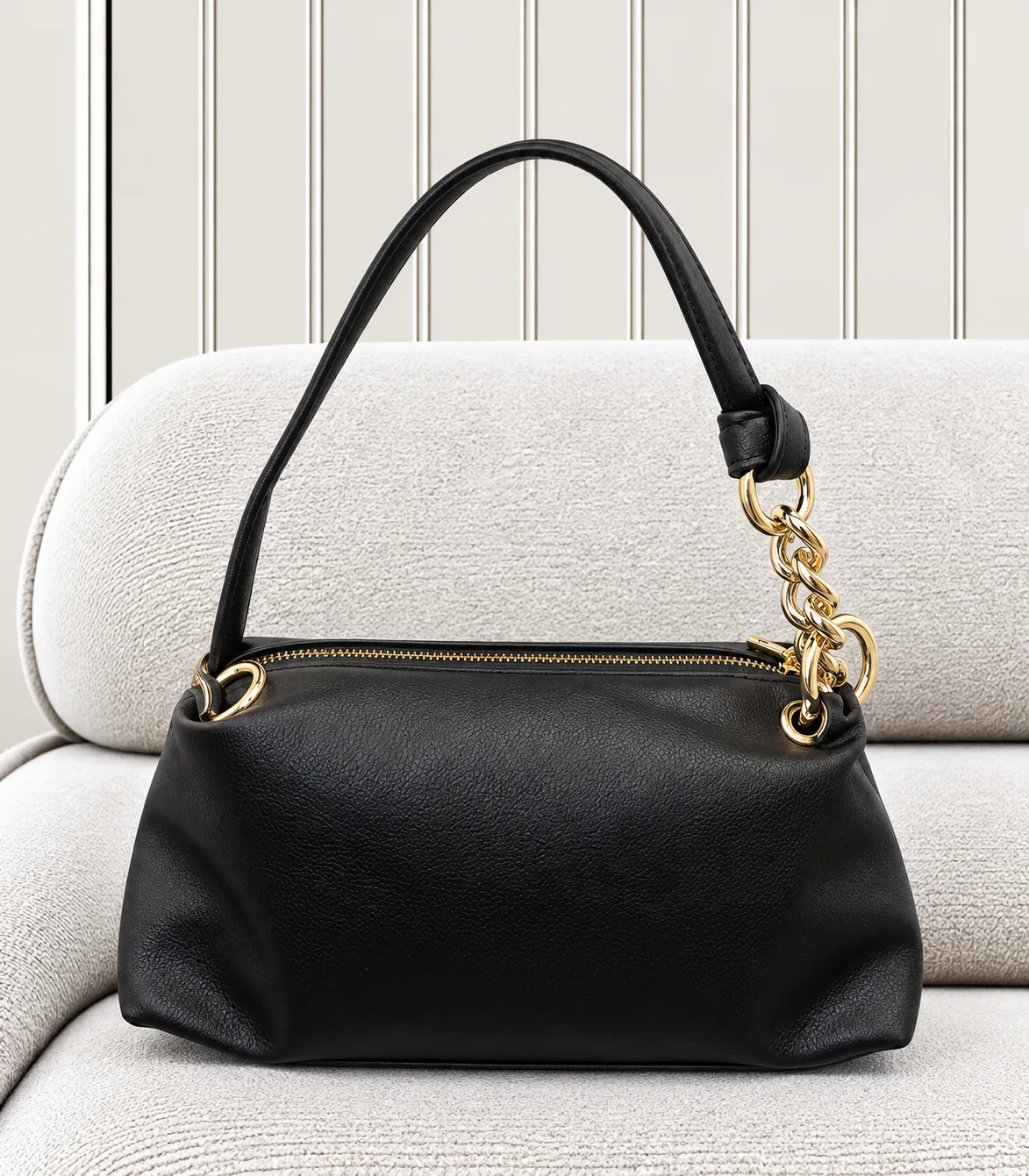 black-womens-hand-shoulder-chain-bag.webp کیف دستی و دوشی زنانه مشکی ساده با زنجیر و یراق طلایی