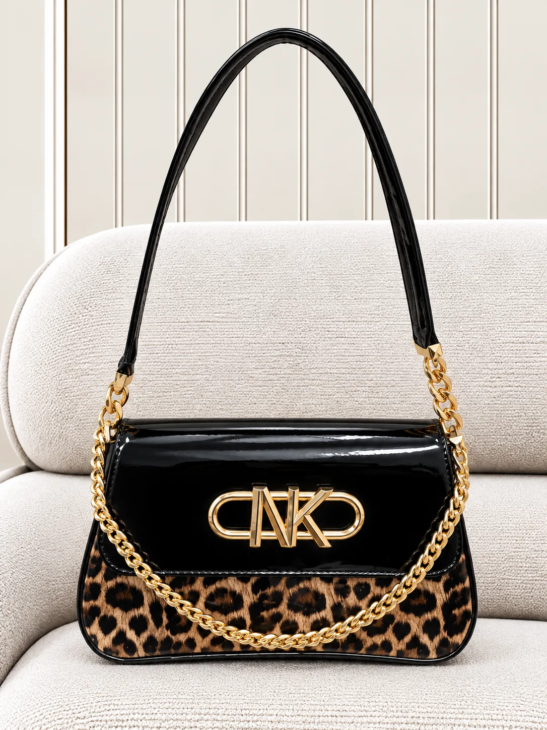 black-leopard-womens-chain-shoulder-bag.webp کیف دوشی زنانه مشکی پلنگی با زنجیر و یراق طلایی