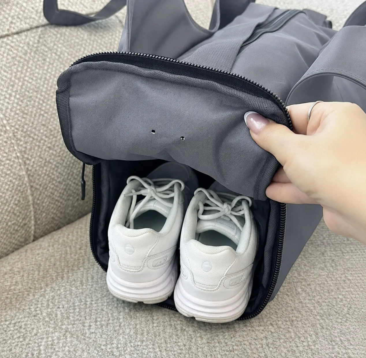 nike-gray-bat-style-shoe-compartment-sports-bag.webp ساک ورزشی نایک مدل خفاشی جاکفشدار طوسی