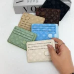 جاکارتی و کیف پول لویی ویتون کرم روشن چندخانه با طرح LV