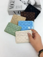 جاکارتی و کیف پول لویی ویتون کرم روشن چندخانه با طرح LV