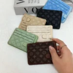 جاکارتی و کیف پول لویی ویتون قهوه‌ای چندخانه با طرح LV