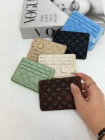 جاکارتی و کیف پول لویی ویتون قهوه‌ای چندخانه با طرح LV