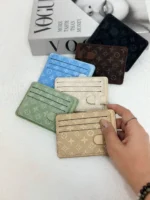 جاکارتی و کیف پول لویی ویتون کرم بژ چندخانه با طرح LV