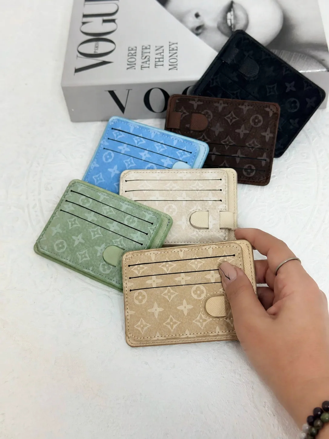 louis-vuitton-beige-card-holder-wallet.webp جاکارتی و کیف پول لویی ویتون کرم بژ چندخانه با طرح LV