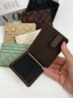 جاکارتی و کیف پول لویی ویتون قهوه‌ای چندخانه با طرح LV