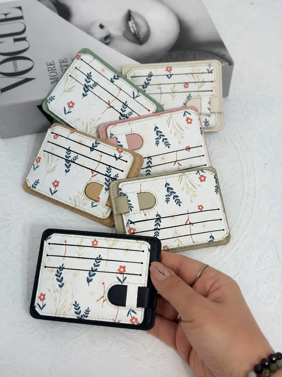 thai-floral-black-card-holder.jpg جاکارتی تایلندی گلدار مشکی چندخانه با زبانه دکمهدار