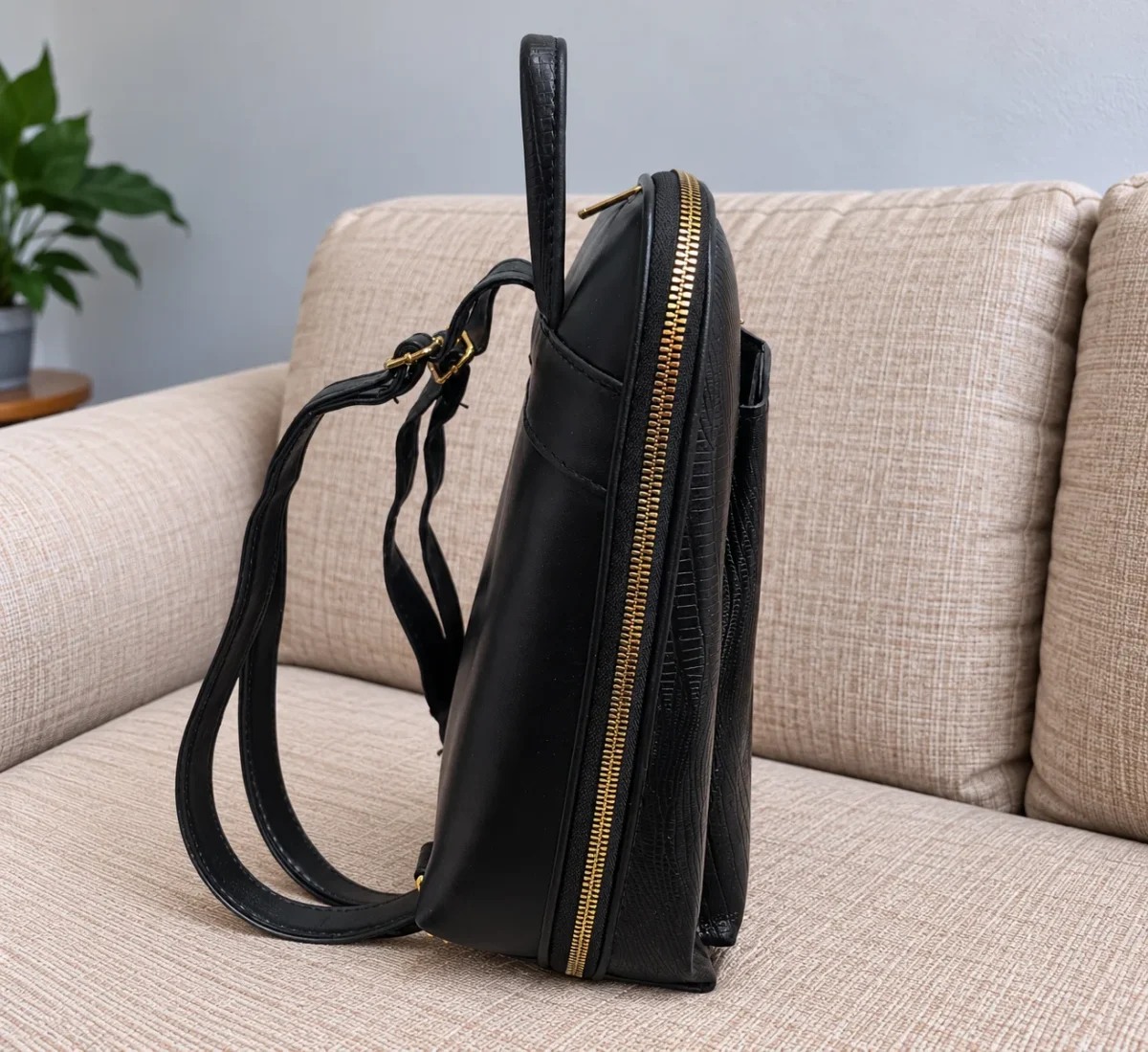 کیف دستی و کوله پشتی زنانه مشکی نمای بغل با زیپ طلایی