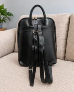 کیف دستی و کوله پشتی زنانه مشکی نمای پشت با بندهای قابل تنظیم