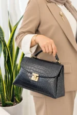 کیف دستی زنانه صندوقی مشکی طرح کروکودیل با یراق طلایی نمای جلو