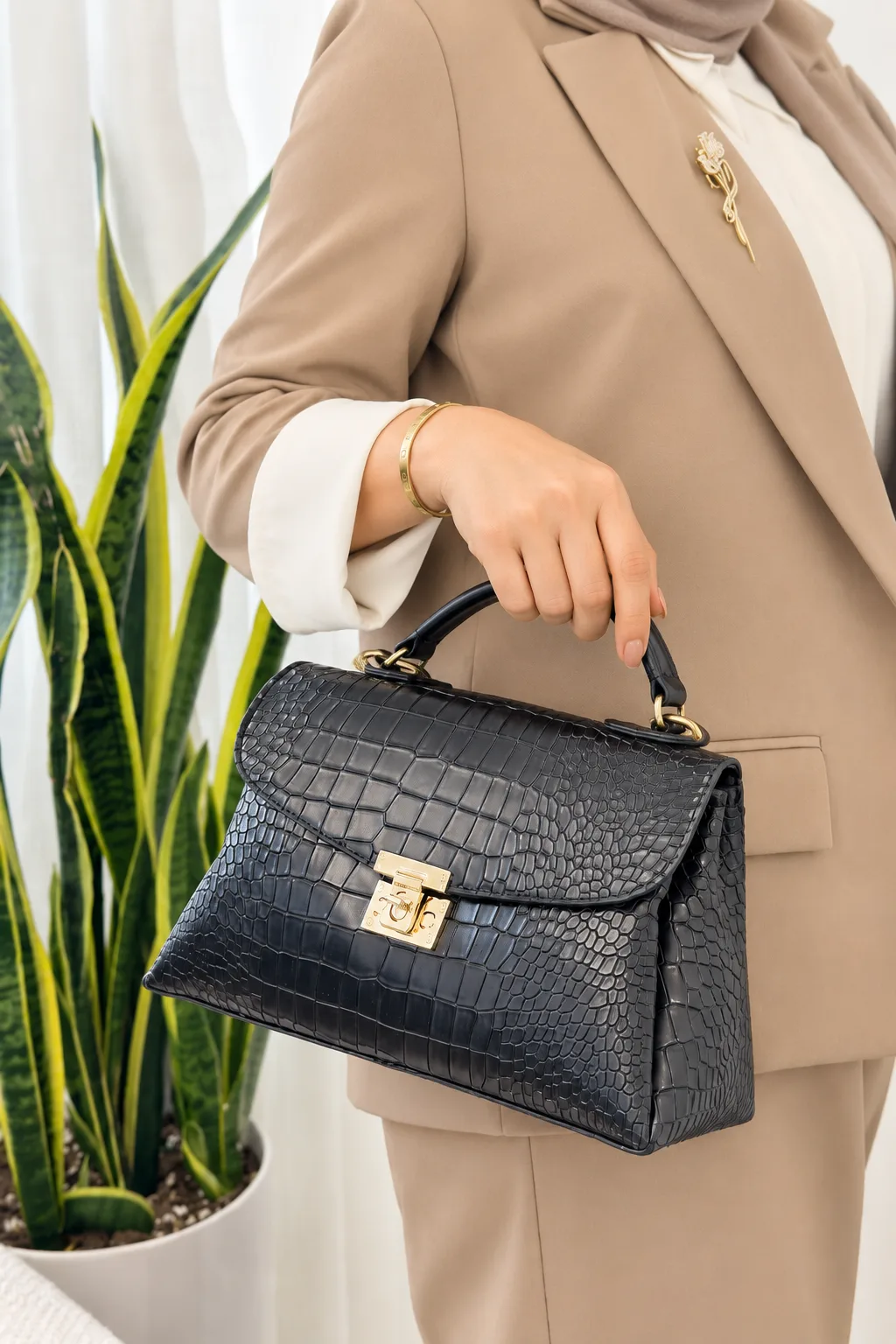 black-crocodile-womens-top-handle-bag-front.webp کیف دستی زنانه صندوقی مشکی طرح کروکودیل با یراق طلایی نمای جلو