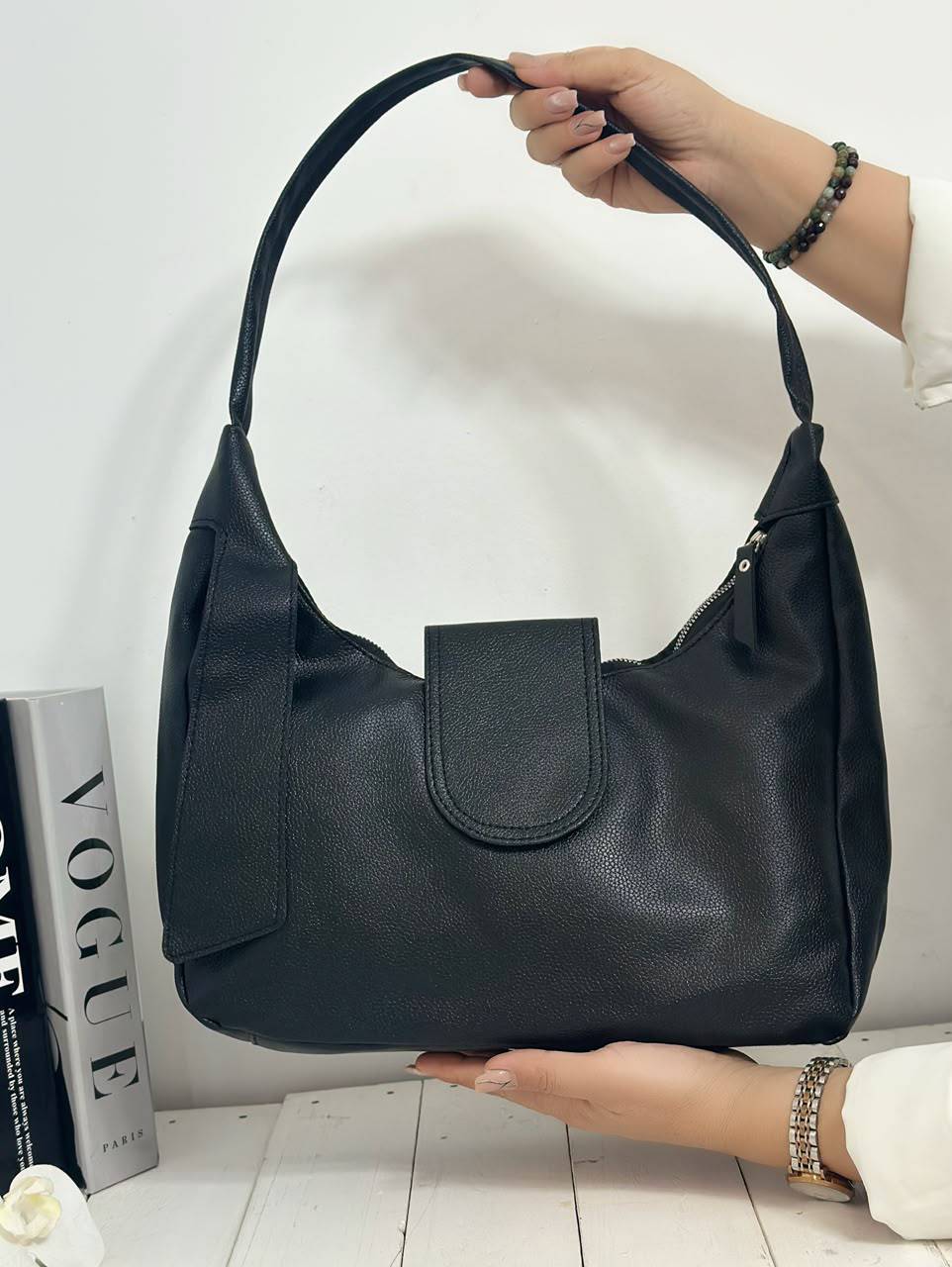 black-womens-hobo-shoulder-bag.webp کیف دوشی زنانه مشکی کراواتدار تکزیپ با دو بند دوشی