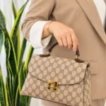 کیف دستی زنانه صندوقی کرم قهوه‌ای طرح GG نمای جلو