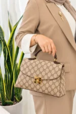 کیف دستی زنانه صندوقی کرم قهوه‌ای طرح GG نمای جلو