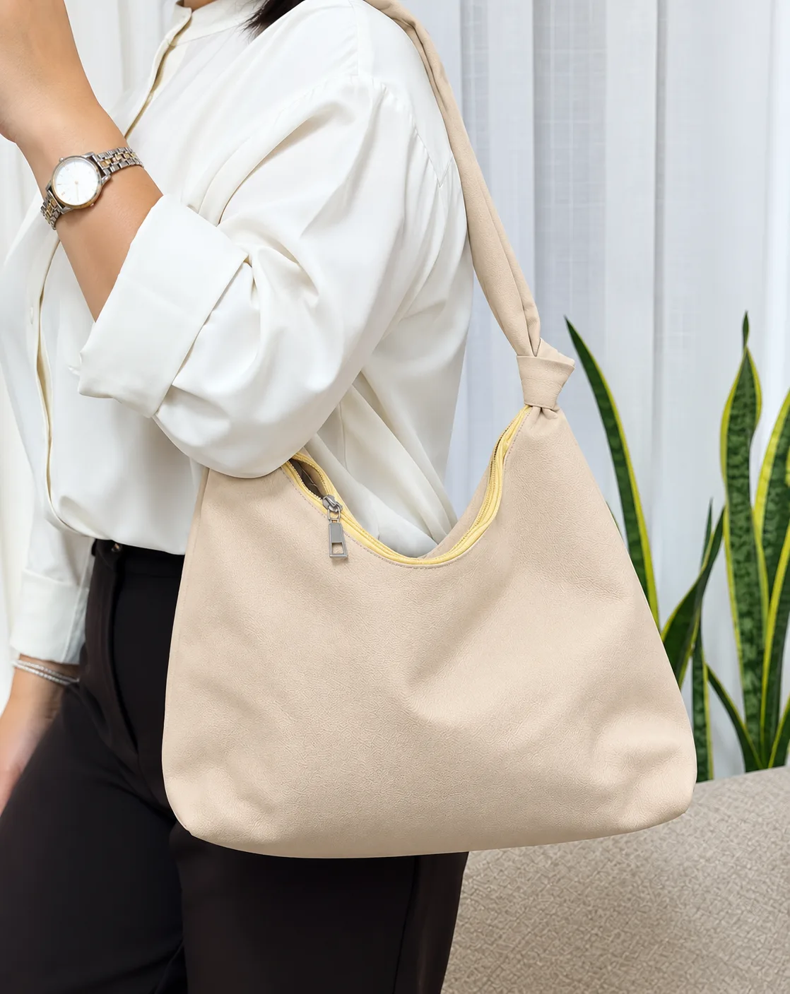cream-womens-hobo-shoulder-bag-side.webp کیف دوشی زنانه کرم مدل هوبو بند گرهای نمای بغل