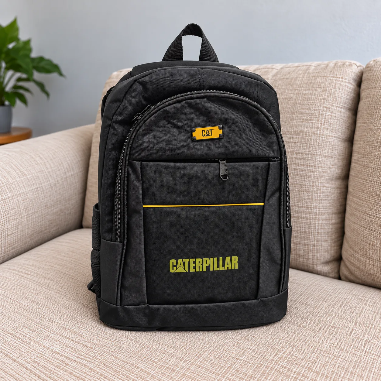 cat-caterpillar-black-backpack-front.webp کوله پشتی CAT کاترپیلار مشکی چندجیب نمای جلو