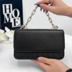 کیف دستی و دوشی زنانه فندی FENDI مشکی با زنجیر نقره‌ای نمای جلو