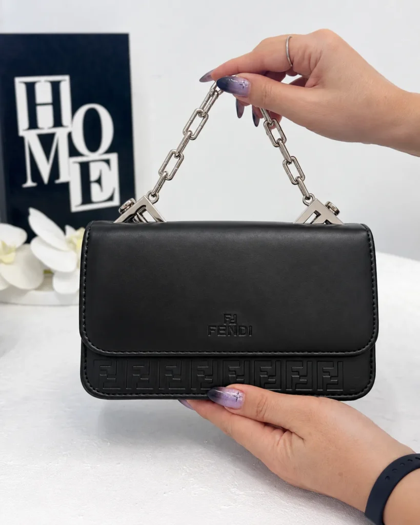 کیف دستی و دوشی زنانه فندی FENDI مشکی با زنجیر نقره‌ای نمای جلو