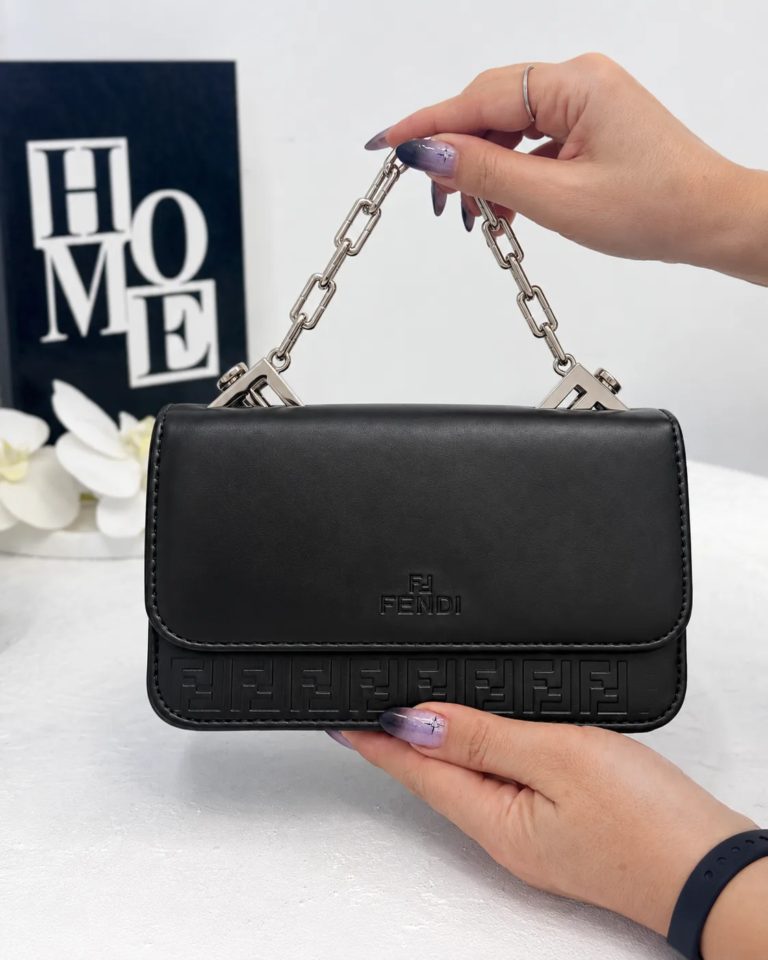 fendi-black-chain-bag-front.webp کیف دستی و دوشی زنانه فندی FENDI مشکی با زنجیر نقرهای نمای جلو